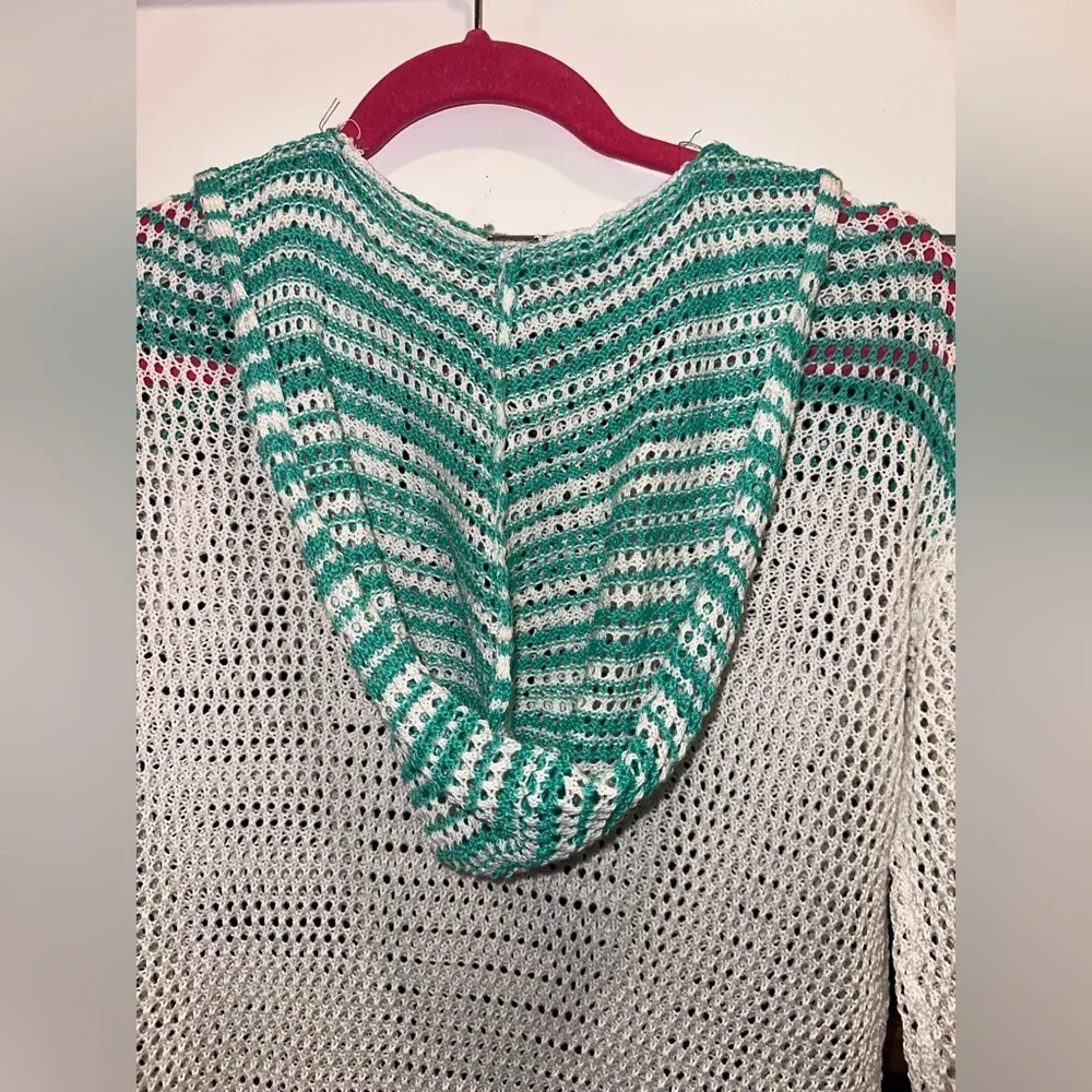 EUC Poof Size Medium Women's White‎ and Green Knit Sweater